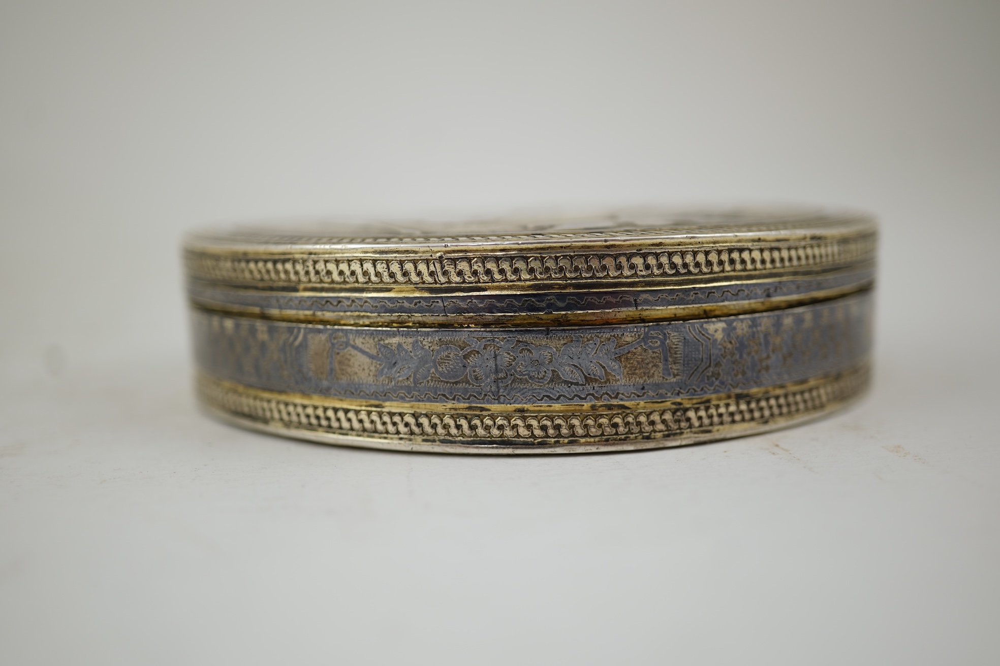 An early 19th century Russian 84 zolotnik and niello circular box and cover, assay master probably Alexei Torlov, Veliki Oustioug, 180?